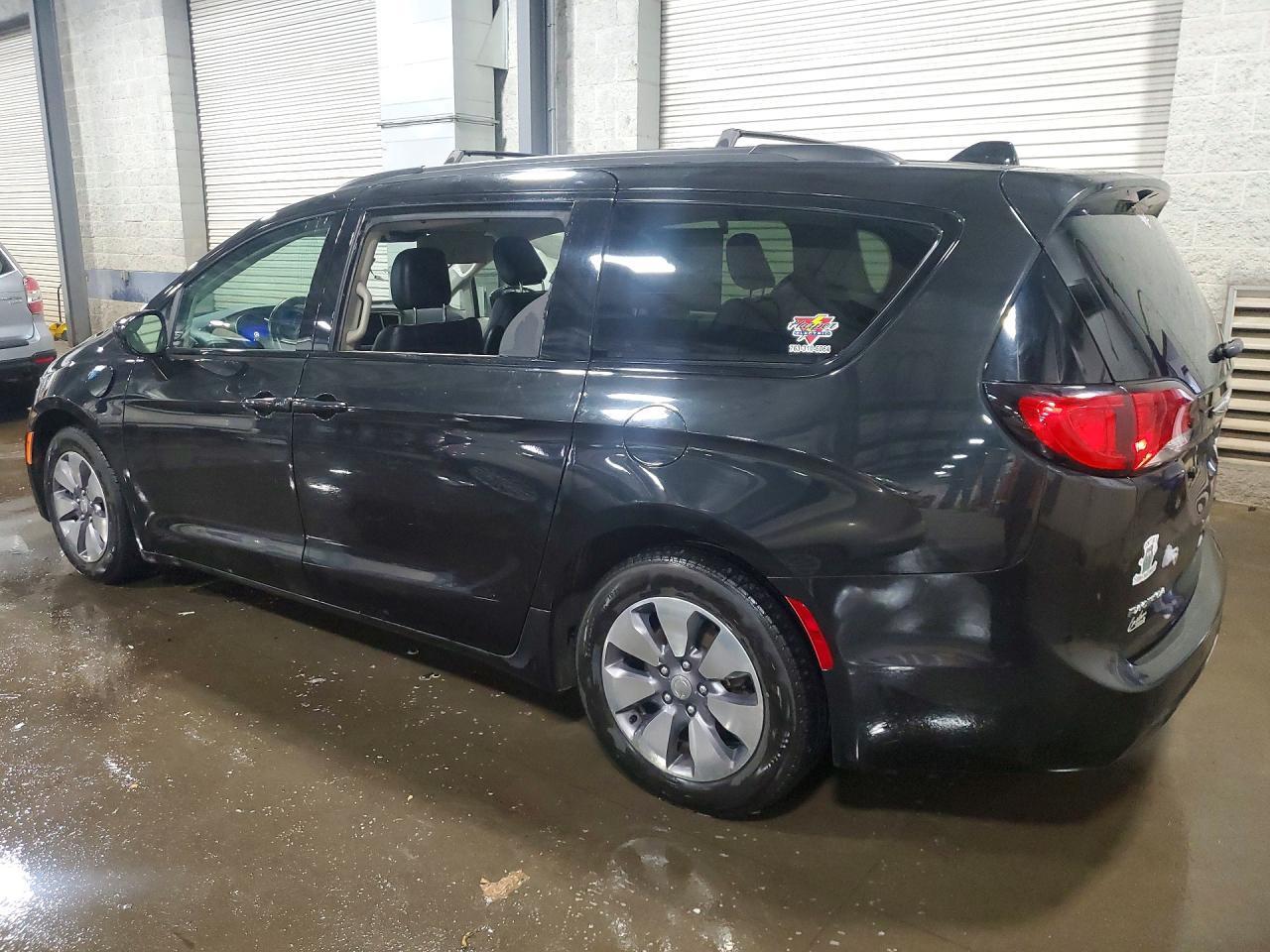 2018 Chrysler Pacifica Hybrid Touring L - Image 2