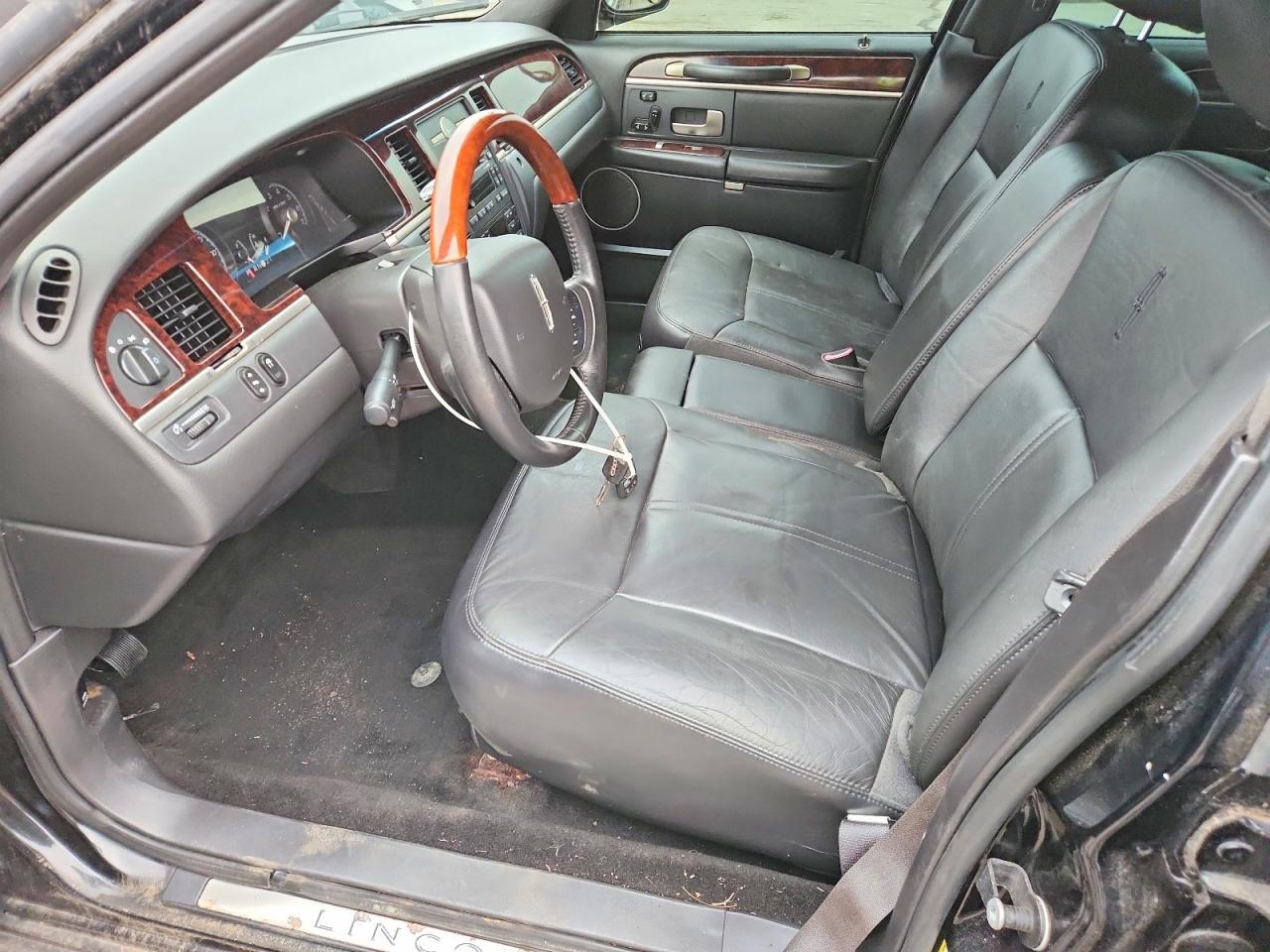 2011 Lincoln Town Car Signature Long Wheelbase - Фото 7