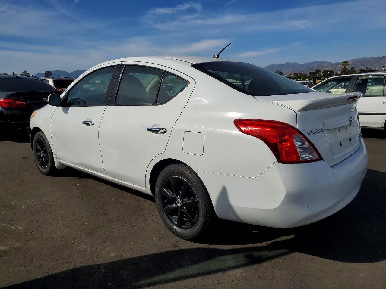 2014 Nissan Versa 1.6 S - Image 2