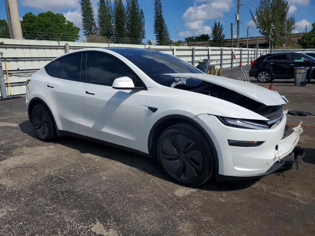 2026 Tesla Model Y - Фото 4