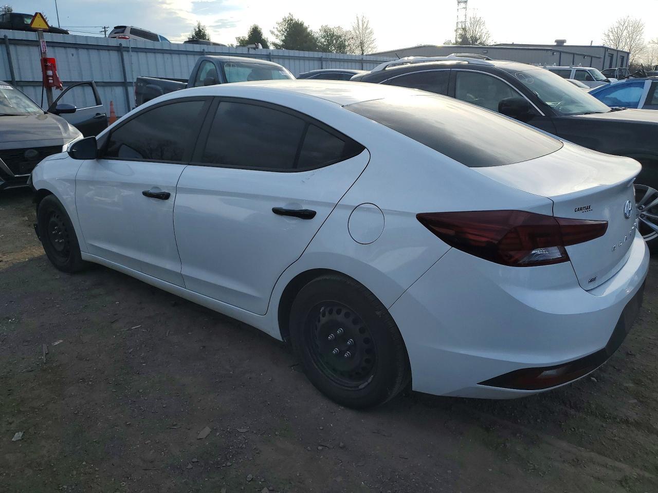 2020 Hyundai Elantra Se - Image 2
