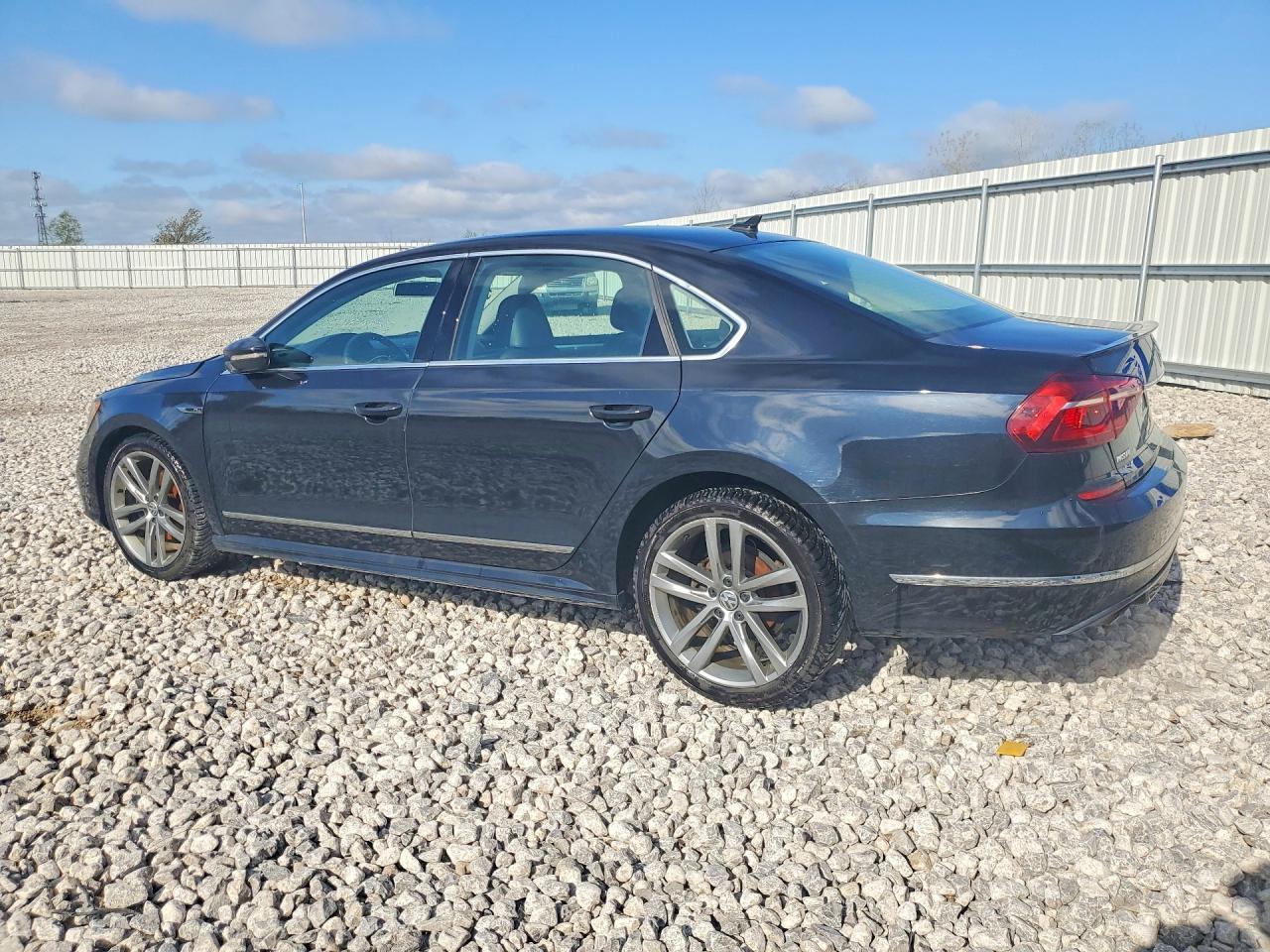 2017 Volkswagen Passat R-Line - Фото 2