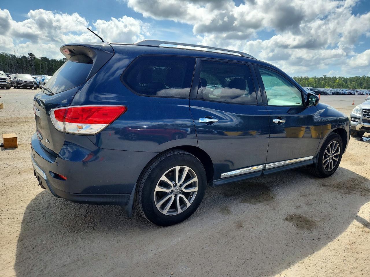 2013 Nissan Pathfinder S - Image 3