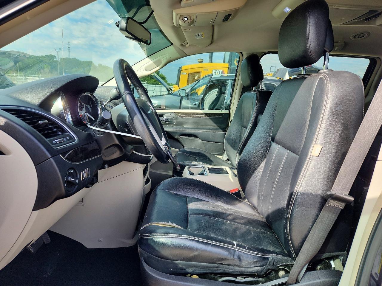 2014 Chrysler Town & Country Touring - Фото 7