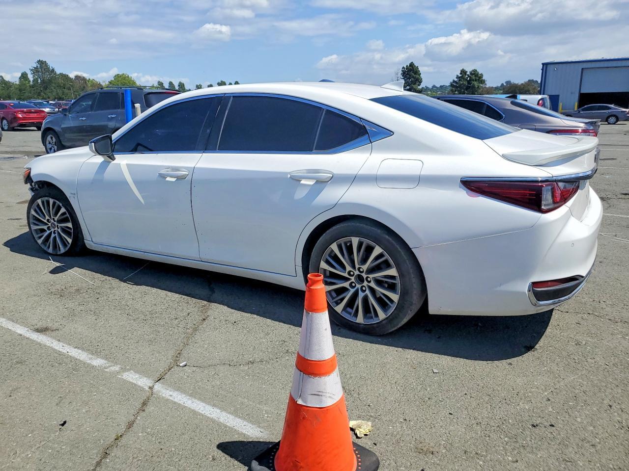 2021 Lexus Es 300H - Image 2