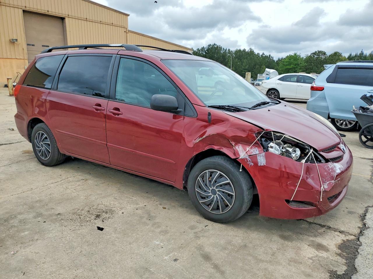 2010 Toyota Sienna Le 7-Passenger - Фото 4