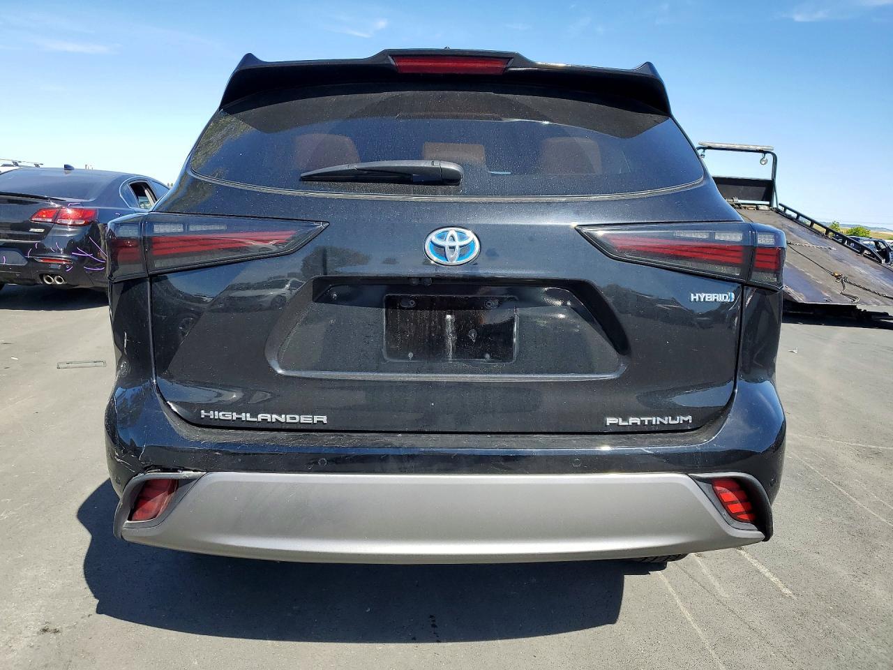 2022 Toyota Highlander Hybrid Platinum - Image 6