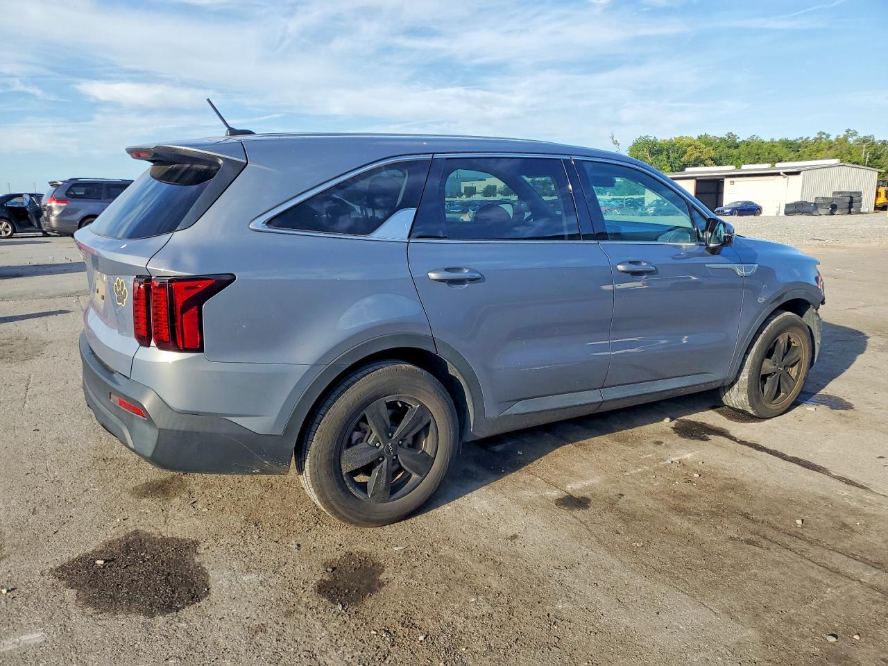 2023 Kia Sorento Lx - Image 3