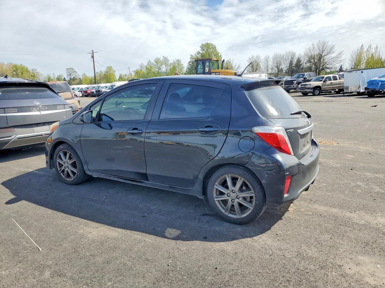 2013 Toyota Yaris 5-Door Se - Фото 2