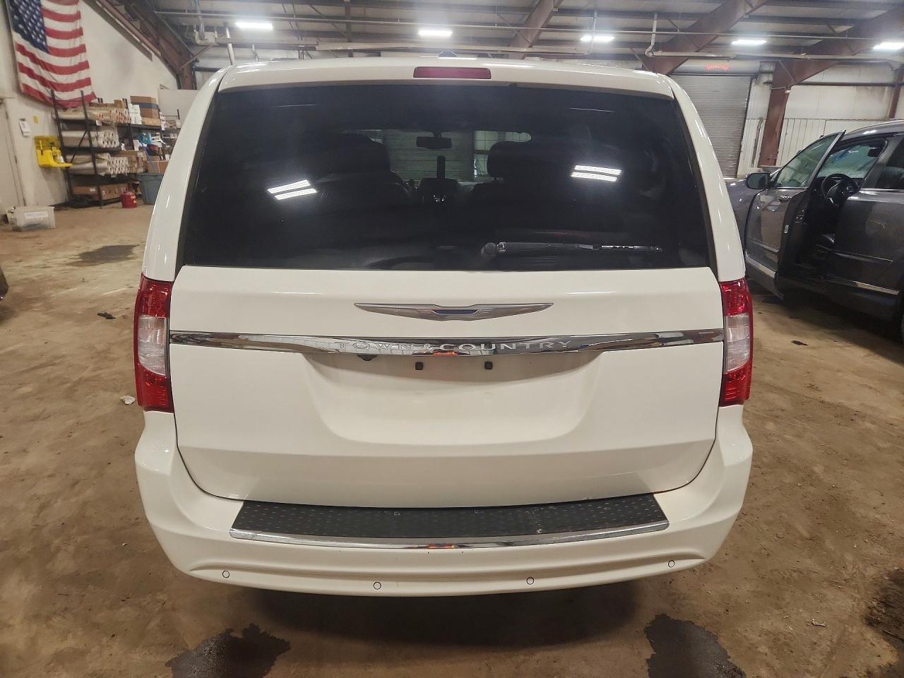 2013 Chrysler Town & Country Touring L - Фото 6