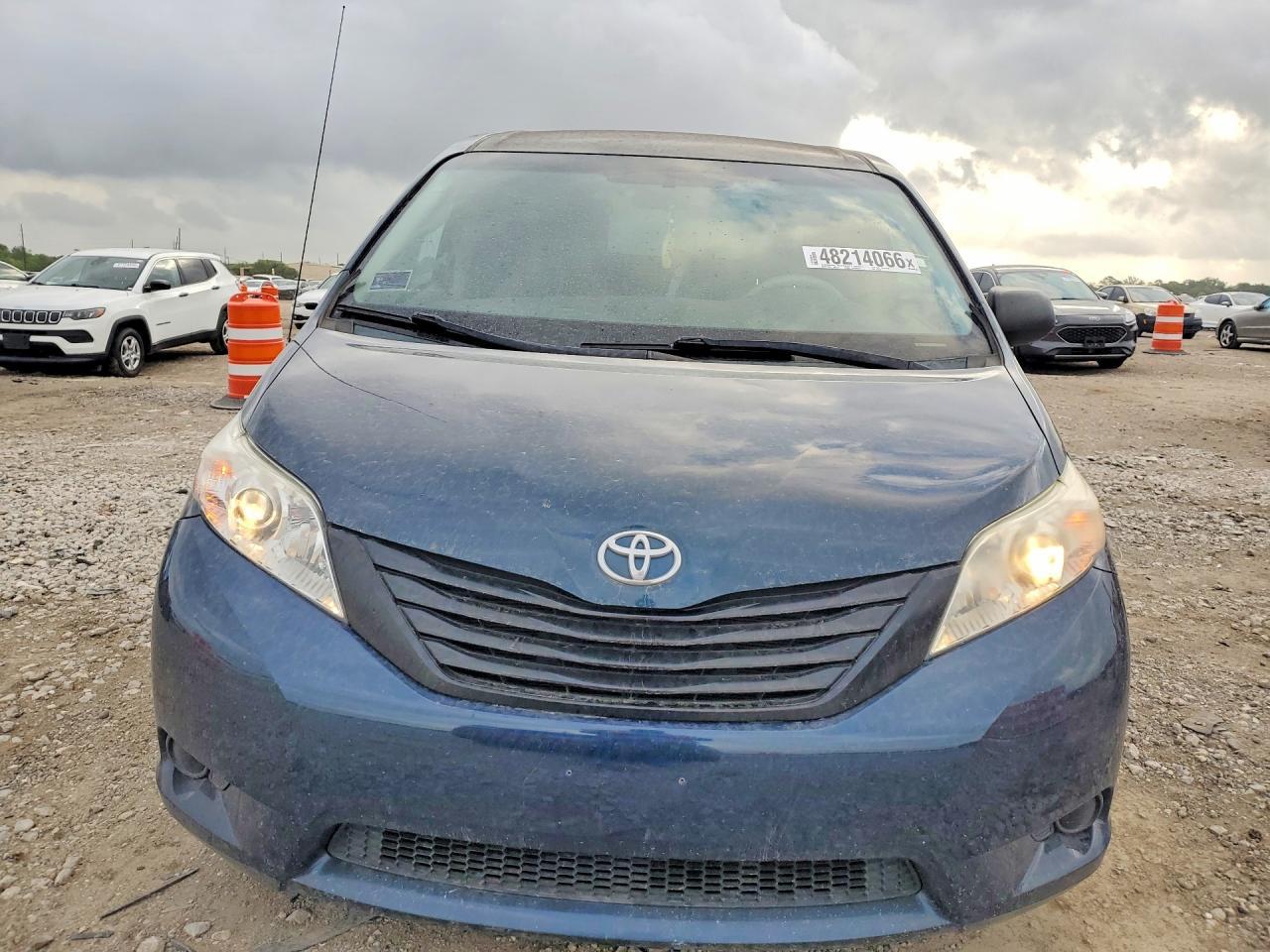 2011 Toyota Sienna Base 7-Passenger - Фото 5