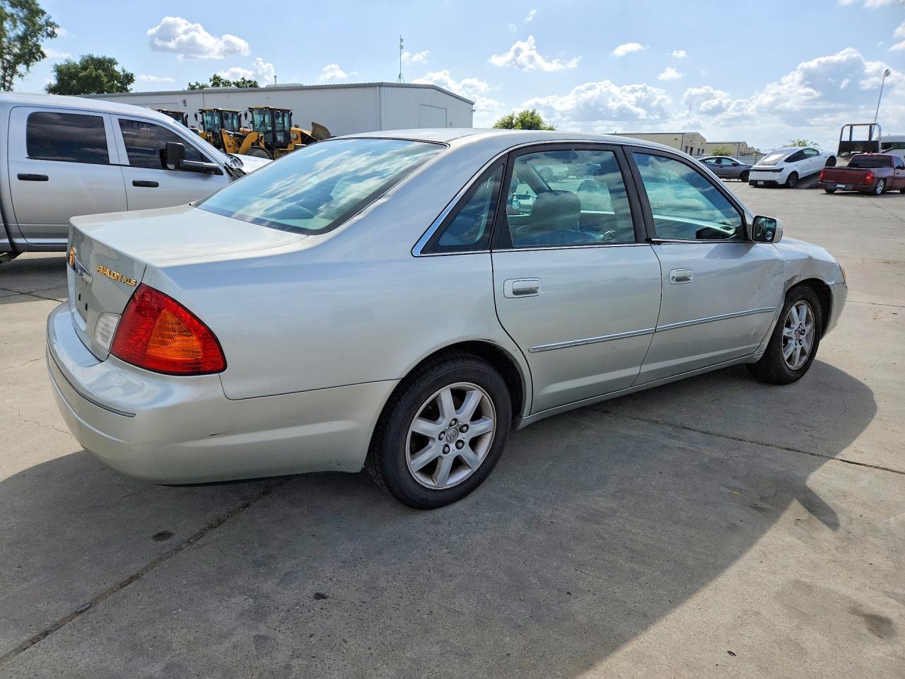 2001 Toyota Avalon Xls - Image 3