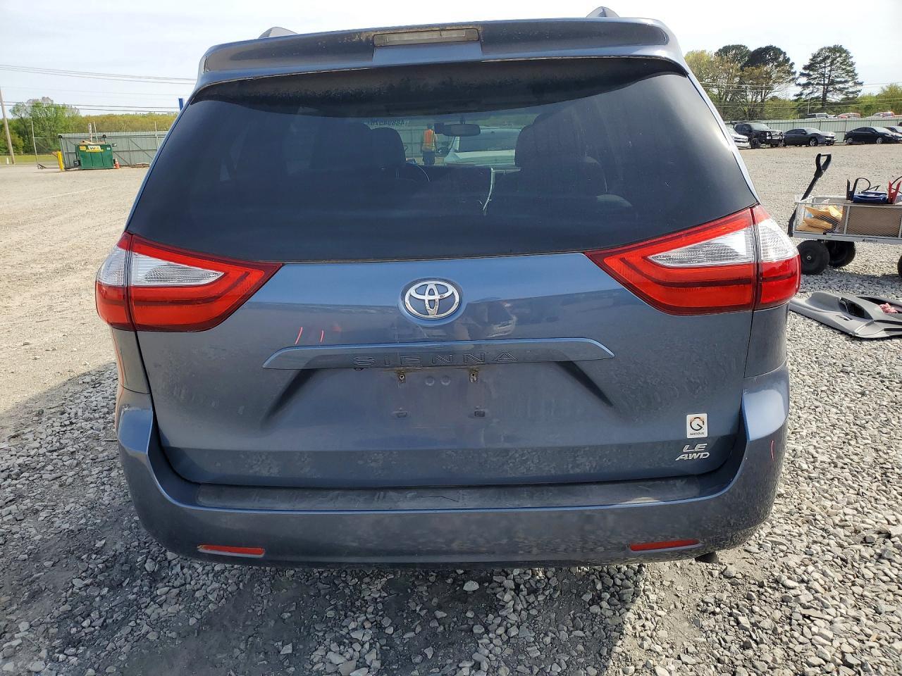 2017 Toyota Sienna Le 7-Passenger - Image 6