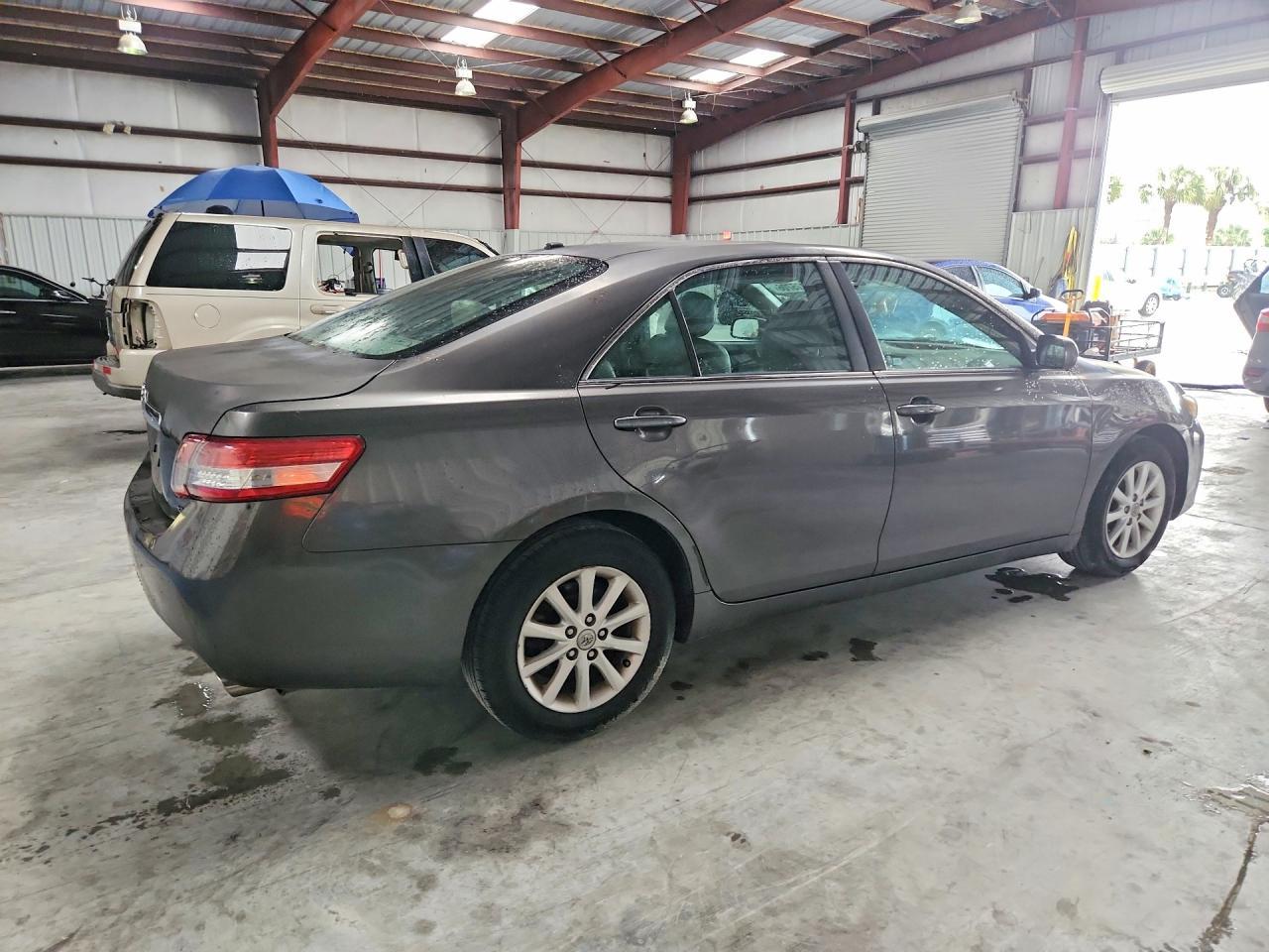 2011 Toyota Camry Xle - Image 3