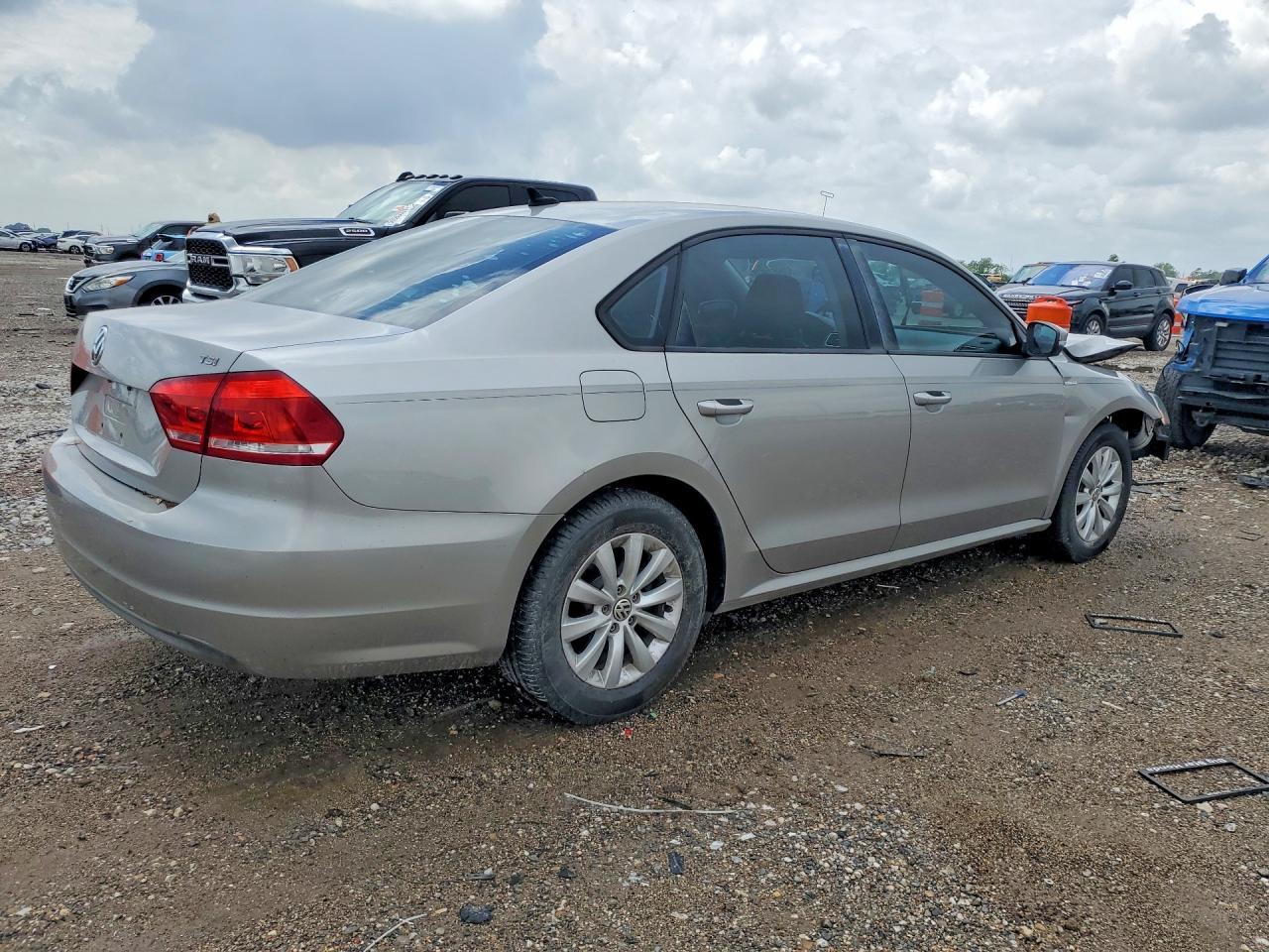 2014 Volkswagen Passat S - Фото 3