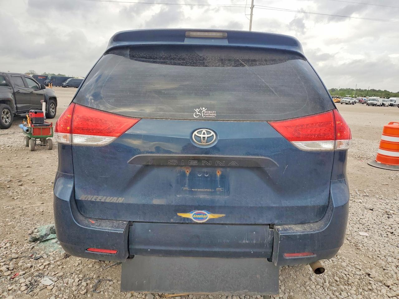 2011 Toyota Sienna Base 7-Passenger - Фото 6