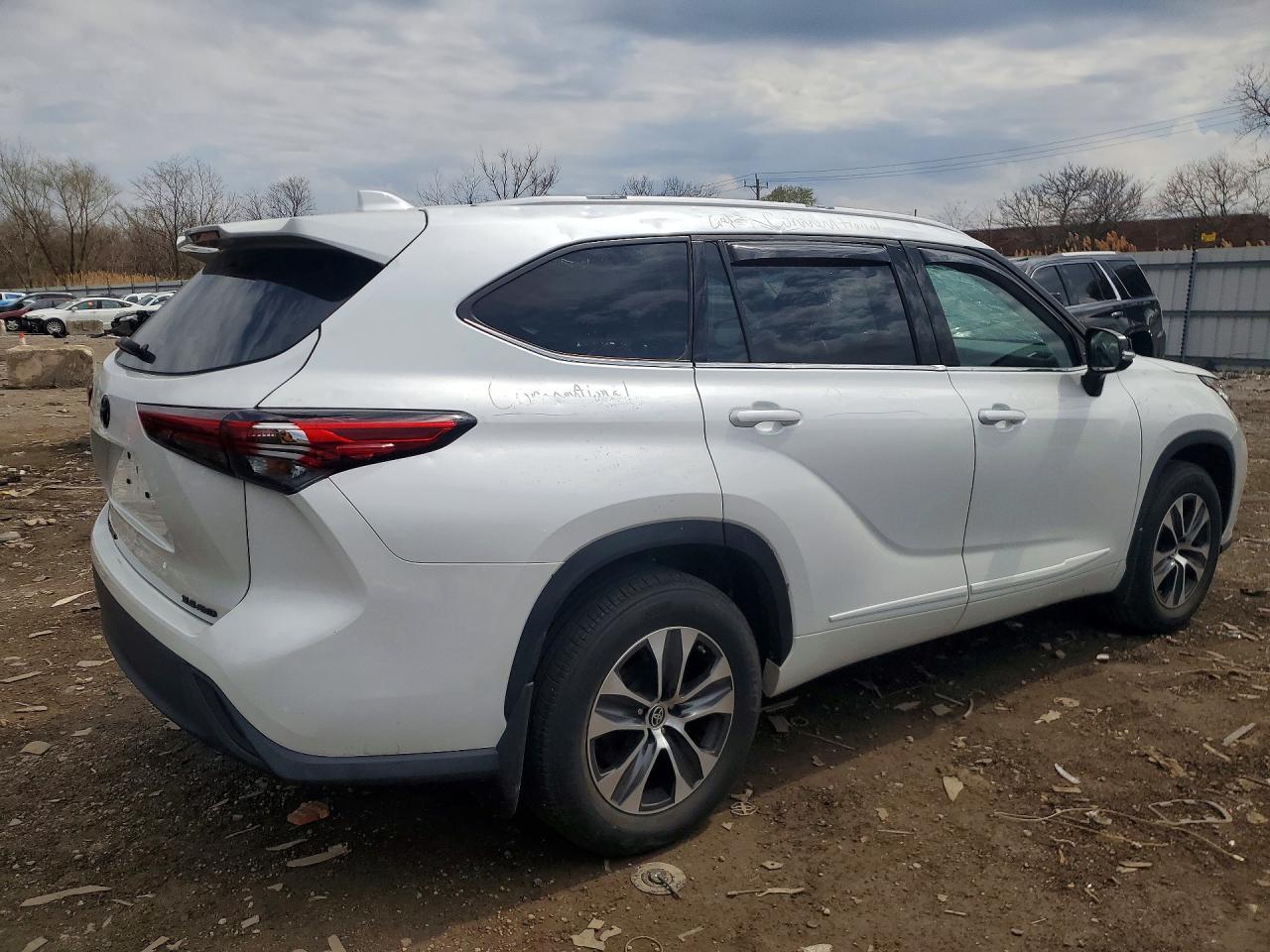 2022 Toyota Highlander Xle - Image 3