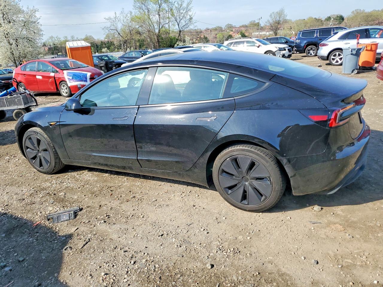 2025 Tesla Model 3 - Фото 2