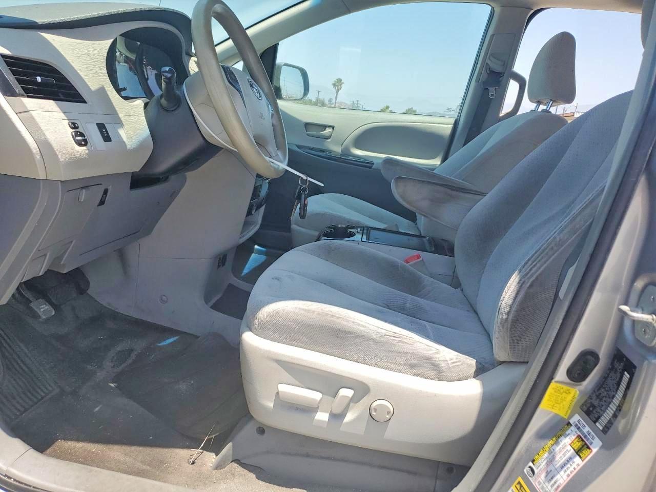 2012 Toyota Sienna Le - Фото 7