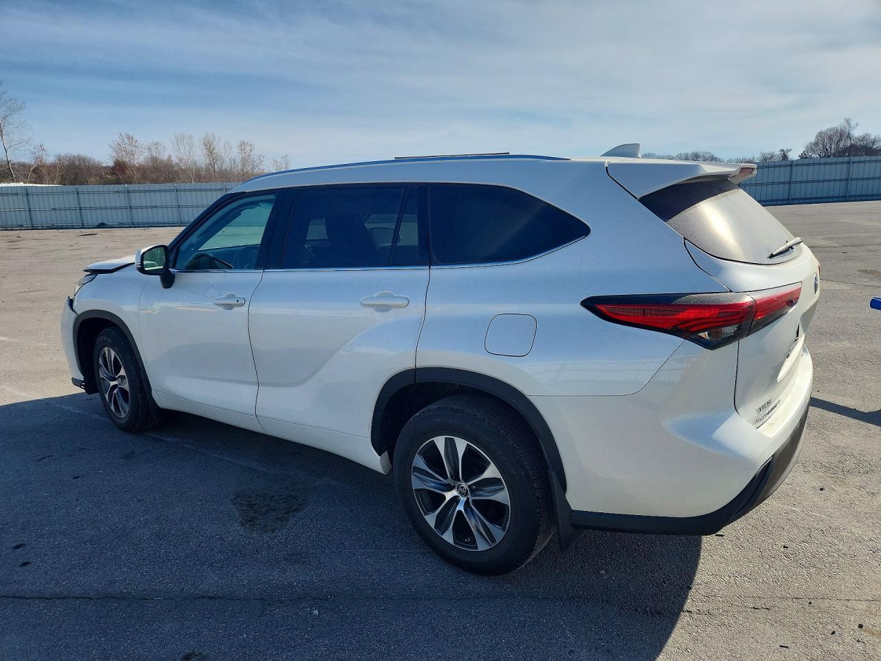 2021 Toyota Highlander Xle - Image 2
