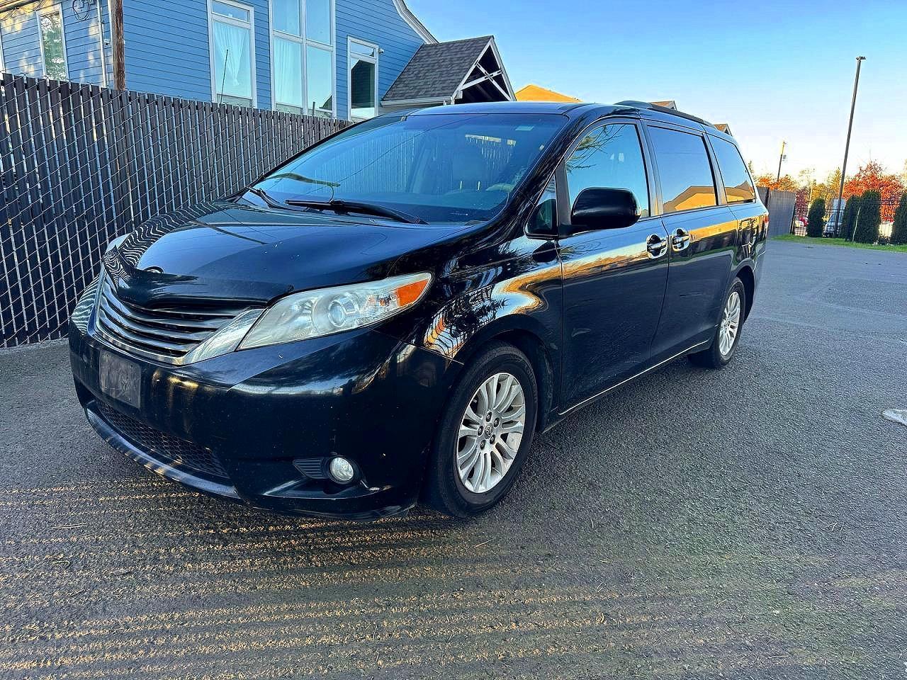 2014 Toyota Sienna Xle 8-Passenger - Image 2