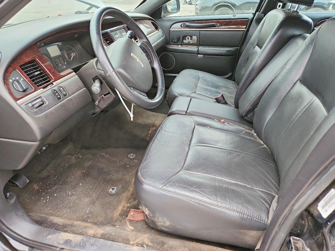 2011 Lincoln Town Car Executive L - Image 7