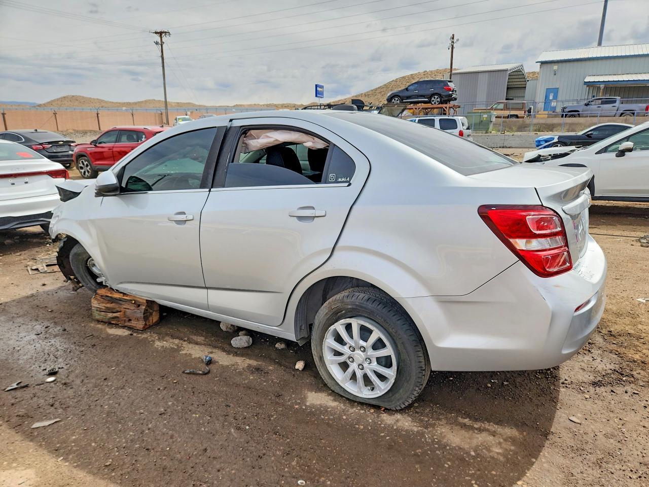 2017 Chevrolet Sonic Lt - Фото 2