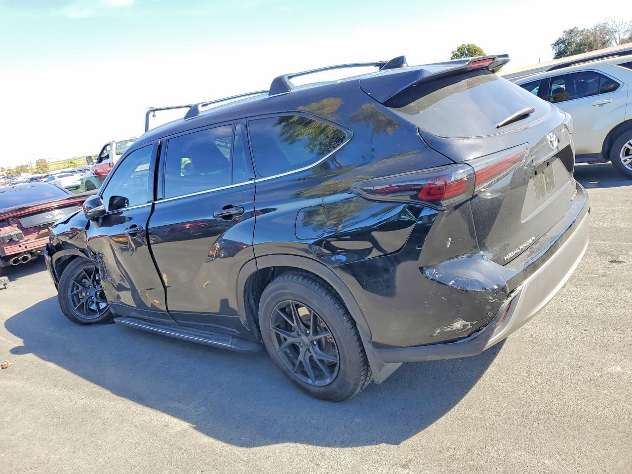 2022 Toyota Highlander Hybrid Platinum - Image 2