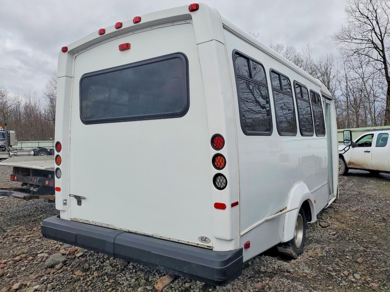 2017 Ford Econoline E350 Super Duty Cutaway Van - Фото 4