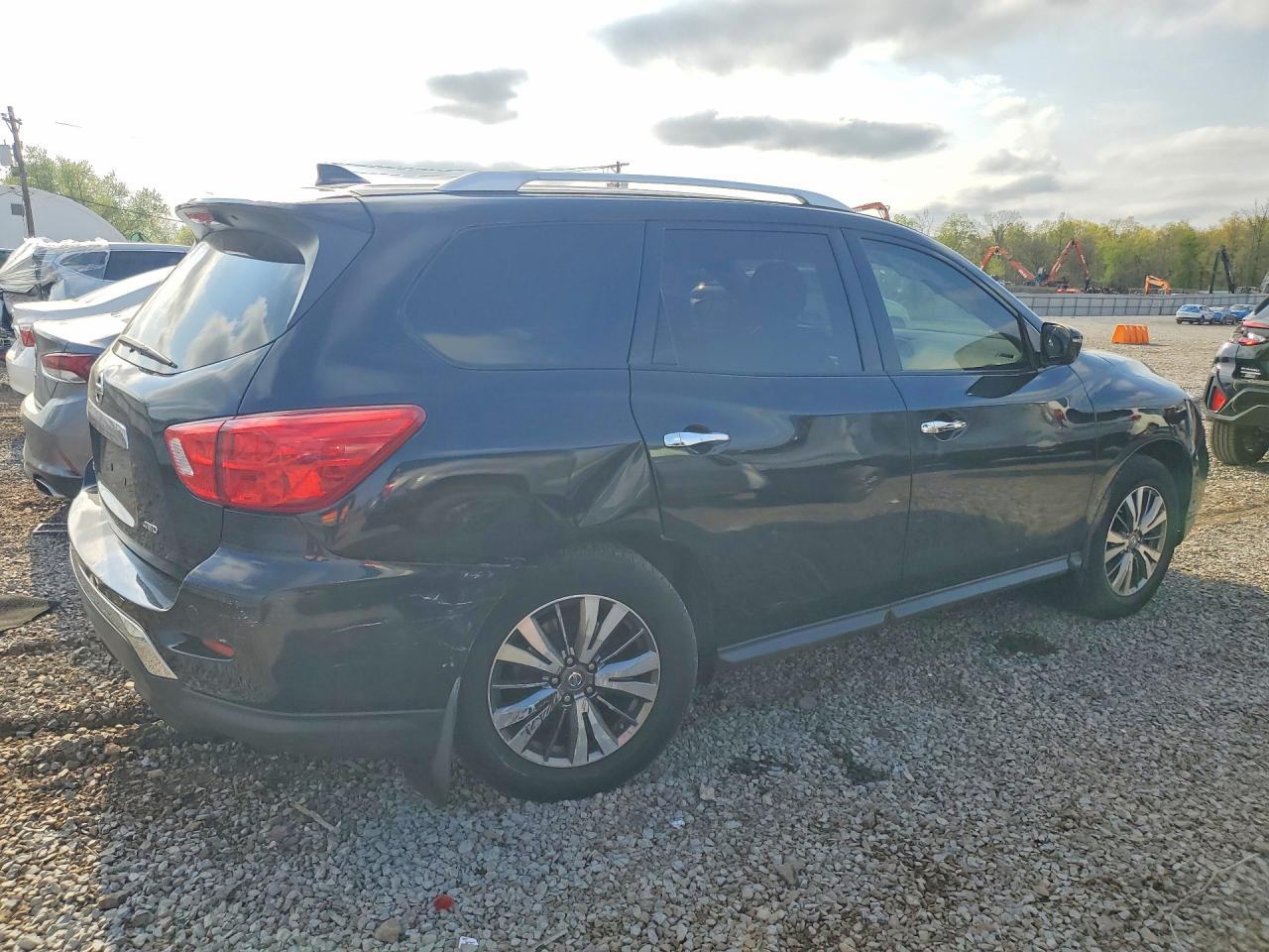 2019 Nissan Pathfinder S - Image 3