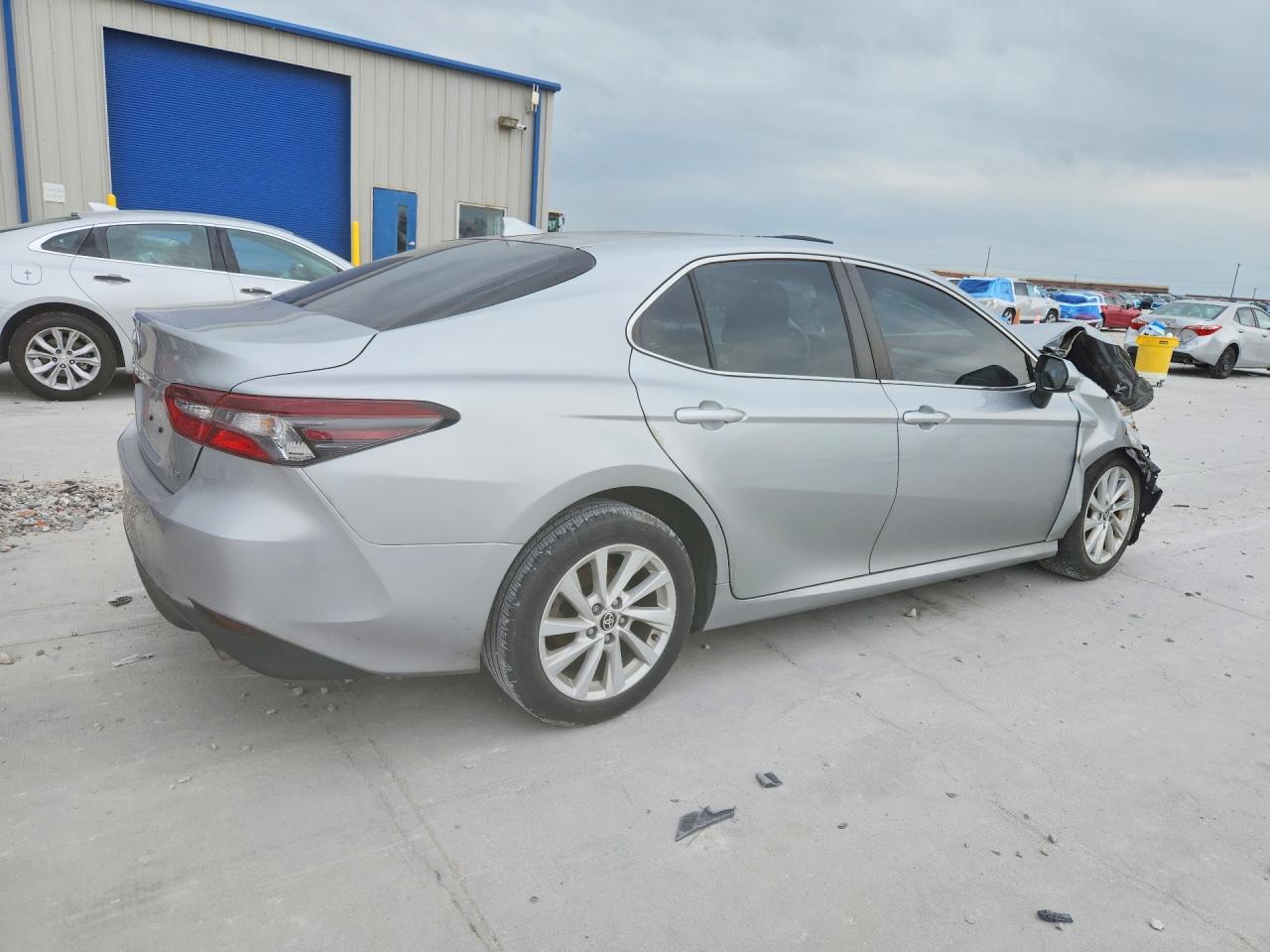 2023 Toyota Camry Le - Фото 3