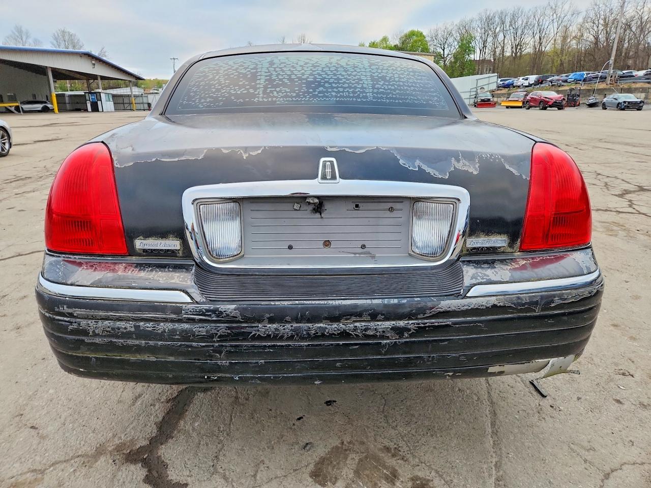 2011 Lincoln Town Car Executive L - Image 6