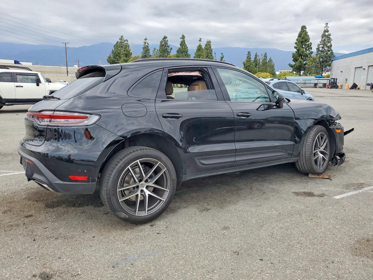 2025 Porsche Macan Base - Фото 3
