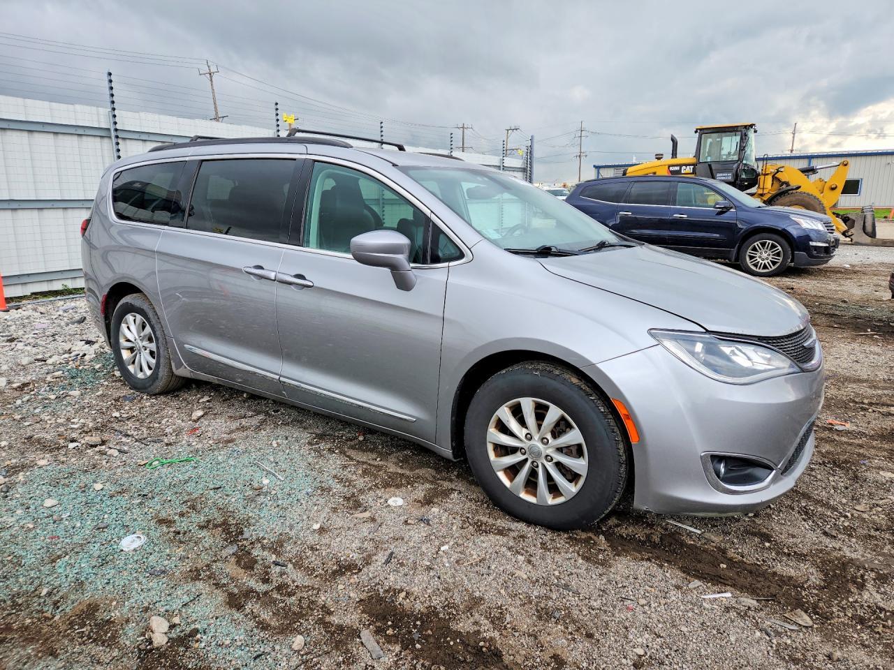 2017 Chrysler Pacifica Touring L - Фото 4