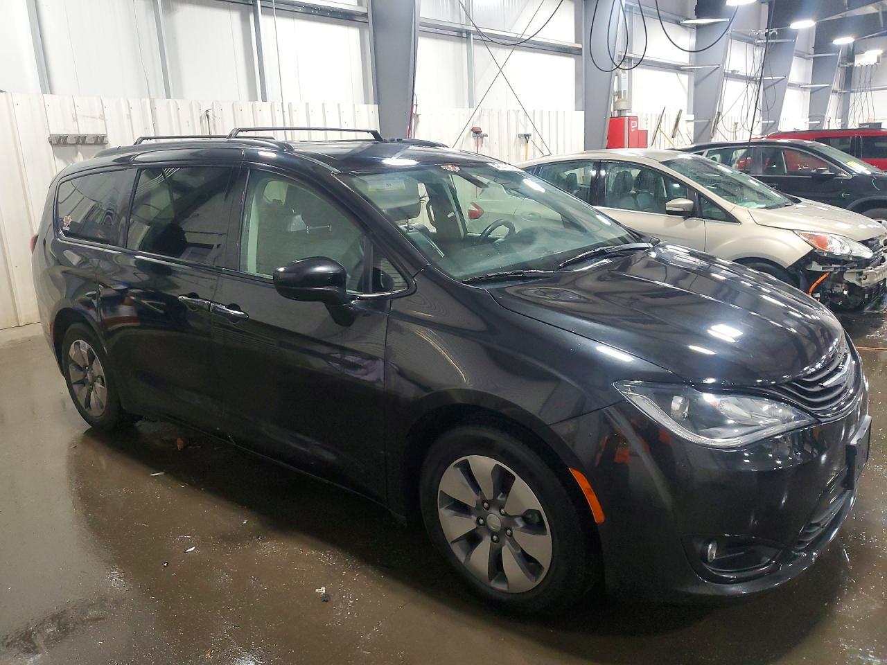 2018 Chrysler Pacifica Hybrid Touring L - Image 4