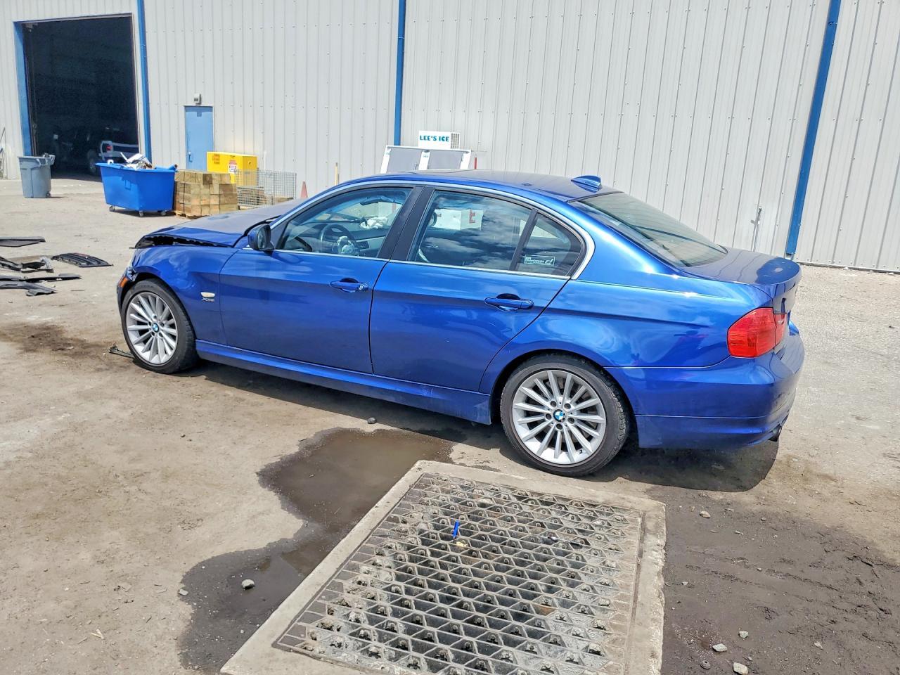 2011 BMW 335 Xi - Image 2