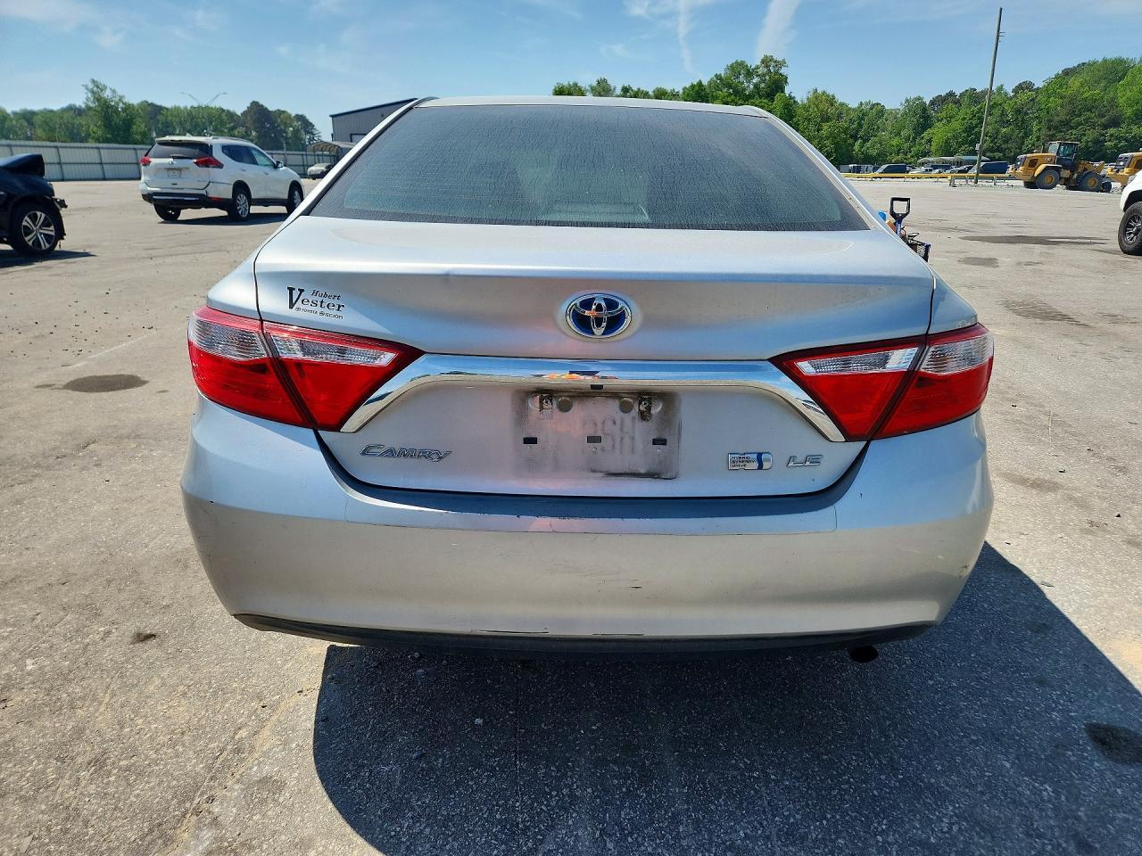 2015 Toyota Camry Hybrid Le - Image 6