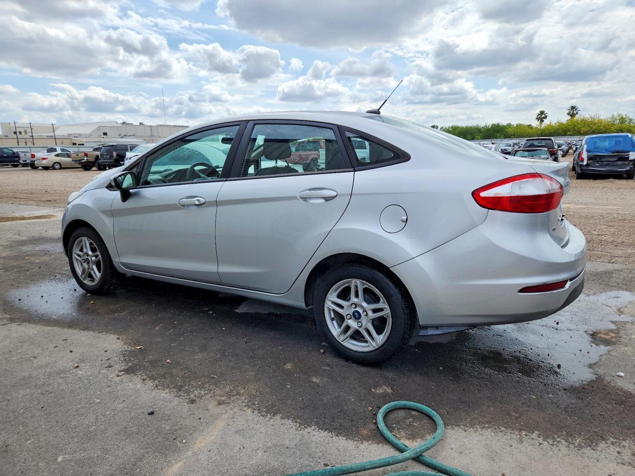 2017 Ford Fiesta Se - Фото 2