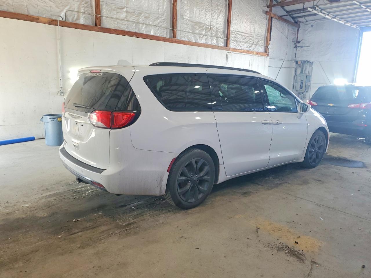 2018 Chrysler Pacifica Touring Plus - Фото 3