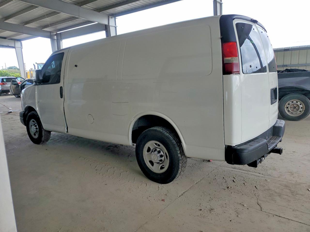 2010 Chevrolet Express G2500 - Фото 2
