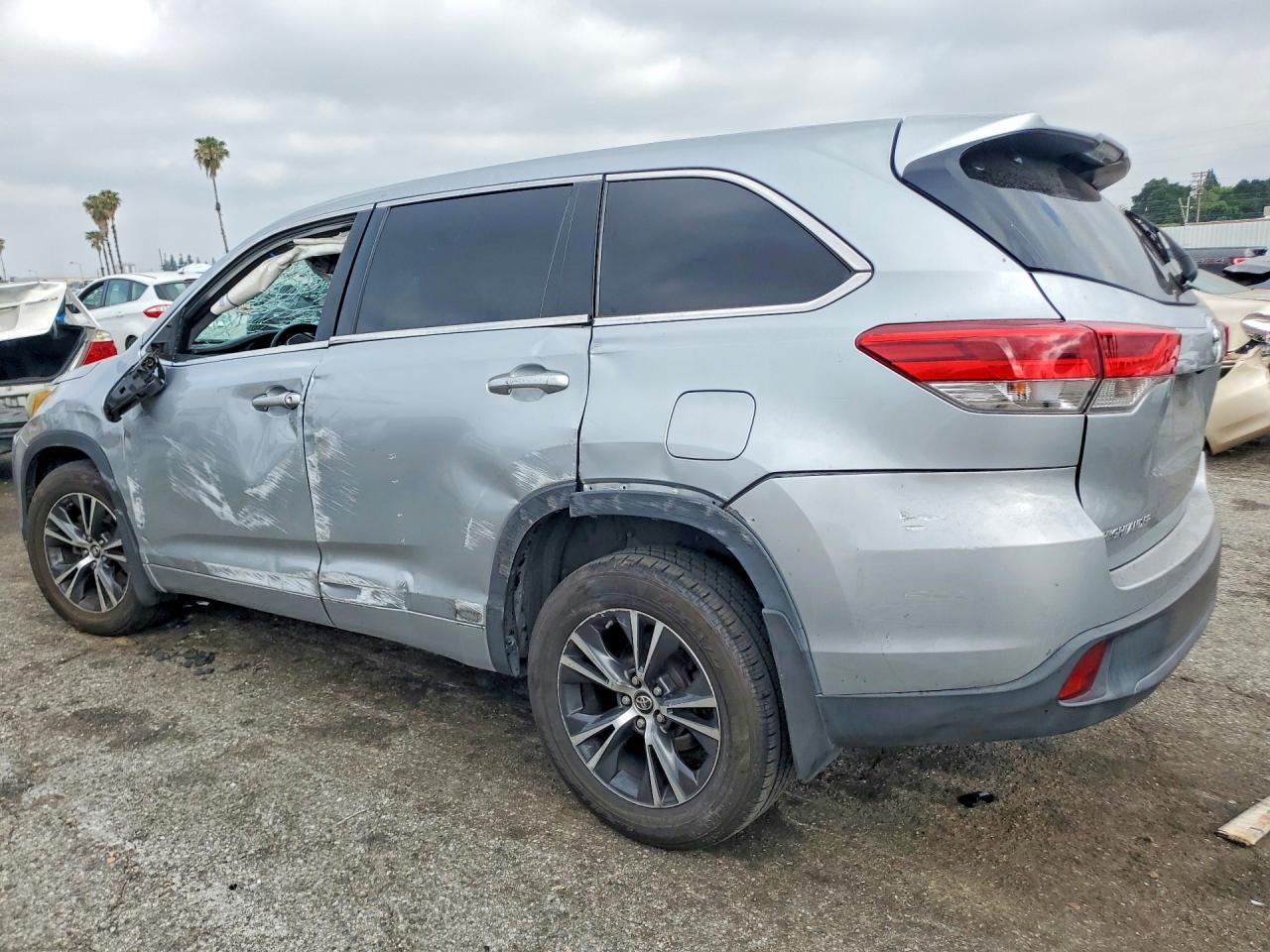 2018 Toyota Highlander Le Plus - Image 2