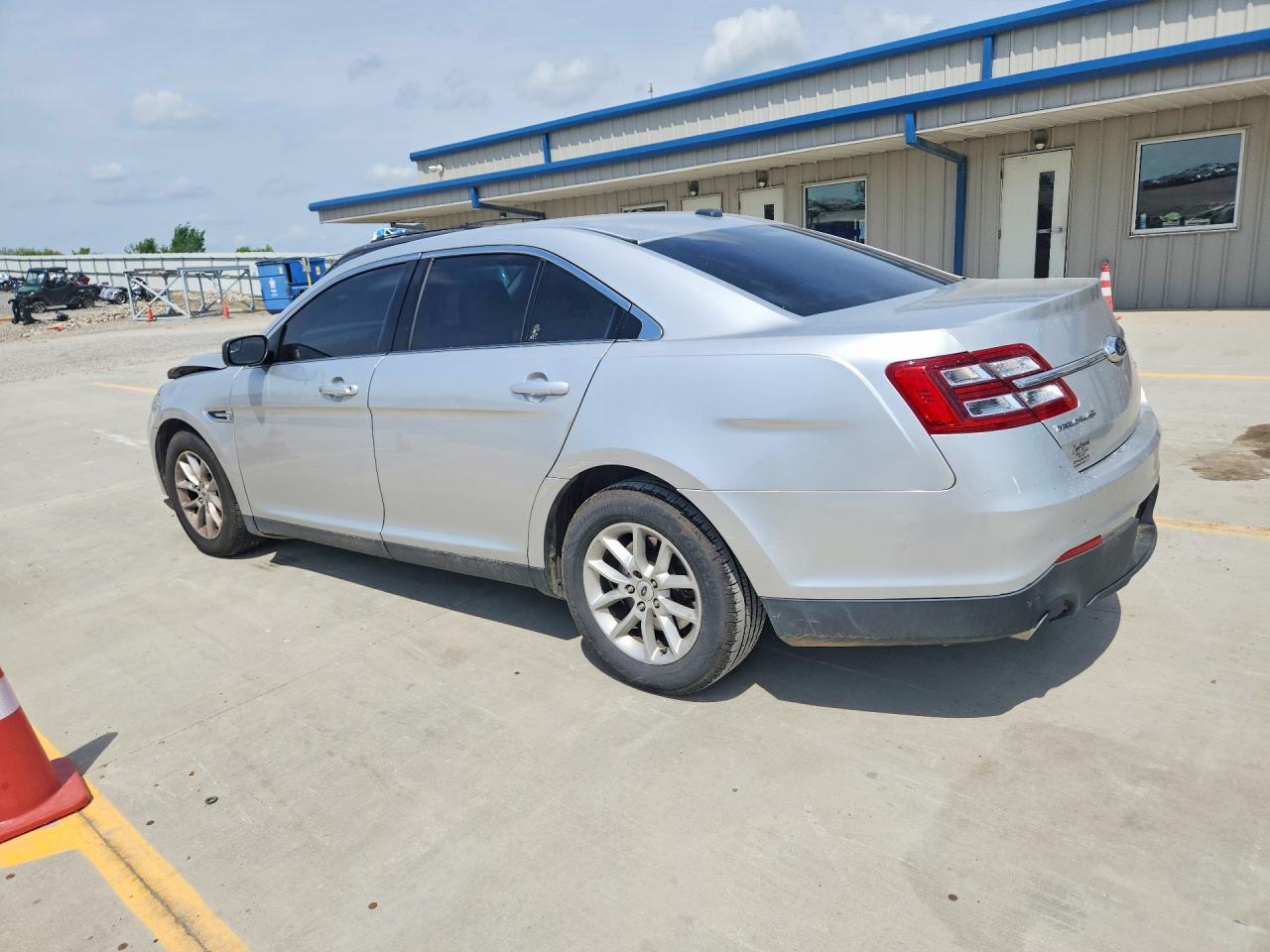 2015 Ford Taurus Se - Image 2
