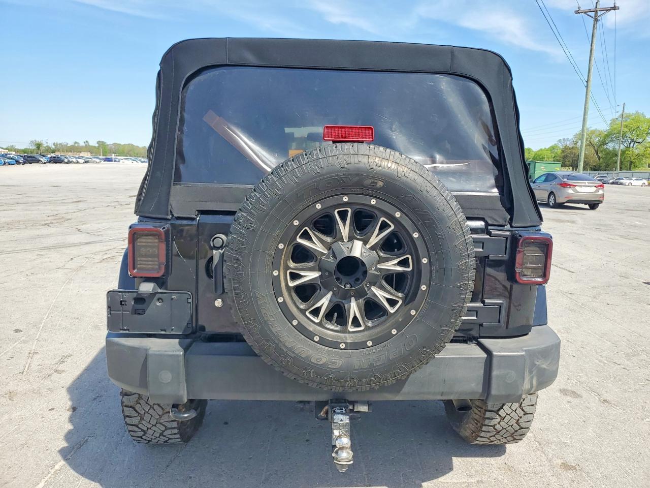 2014 Jeep Wrangler Unlimited Sahara - Image 6