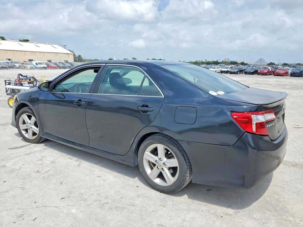 2014 Toyota Camry Se - Image 2