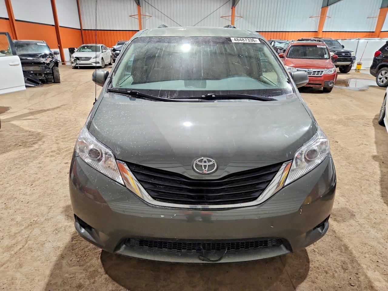 2013 Toyota Sienna Le 8-Passenger - Image 5