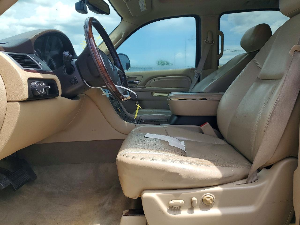 2010 Cadillac Escalade Luxury - Image 7