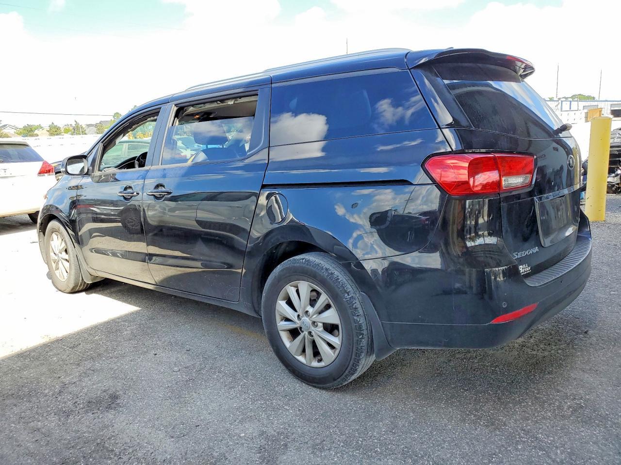2017 Kia Sedona Lx - Фото 2
