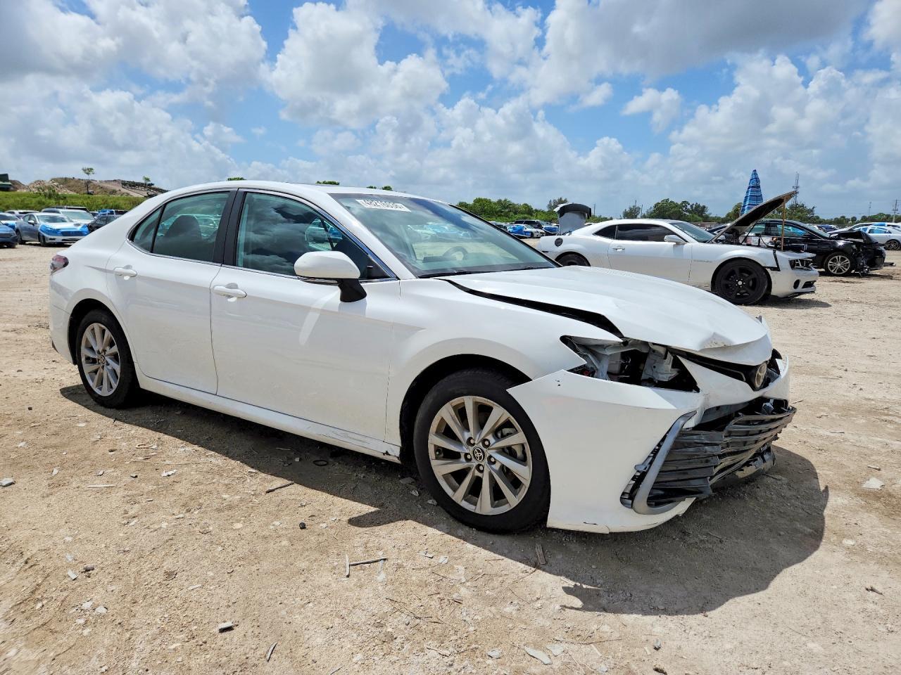 2024 Toyota Camry Le - Фото 4