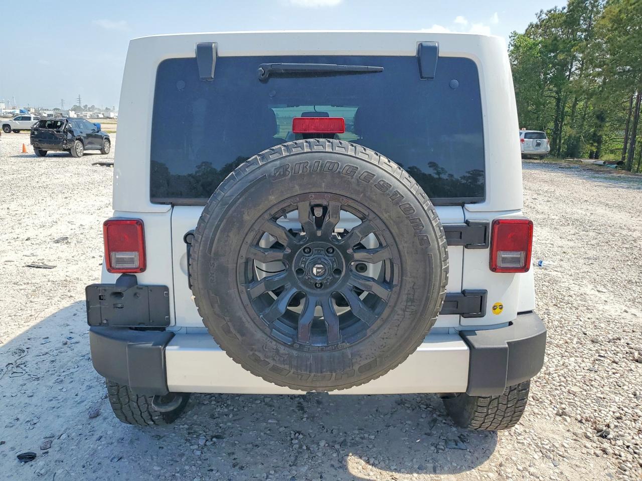 2015 Jeep Wrangler Unlimited Sahara - Image 6