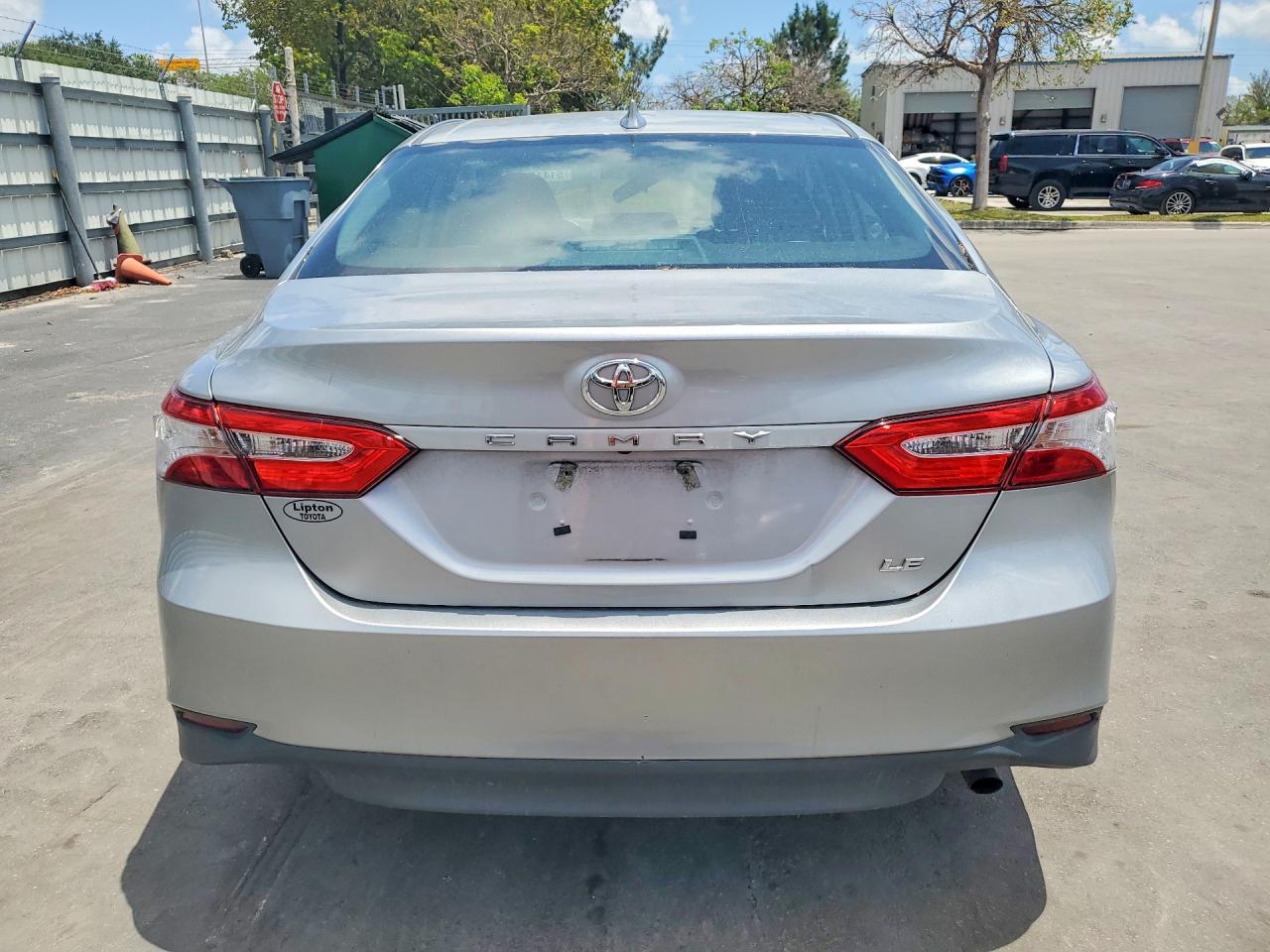 2020 Toyota Camry Le - Фото 6